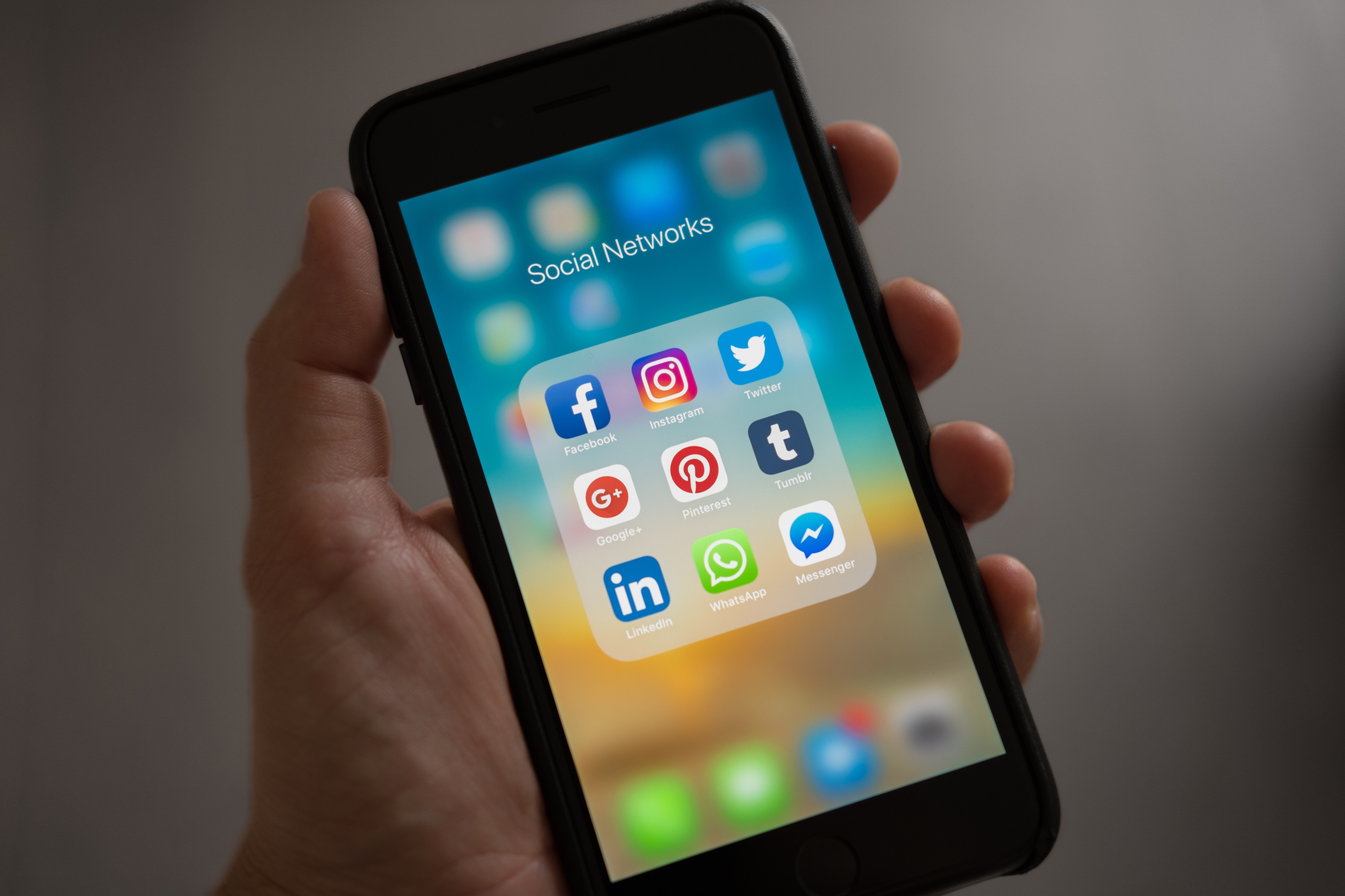 apple-applications-apps-cell-phone-607812 apple-applications-apps-cell-phone-607812
